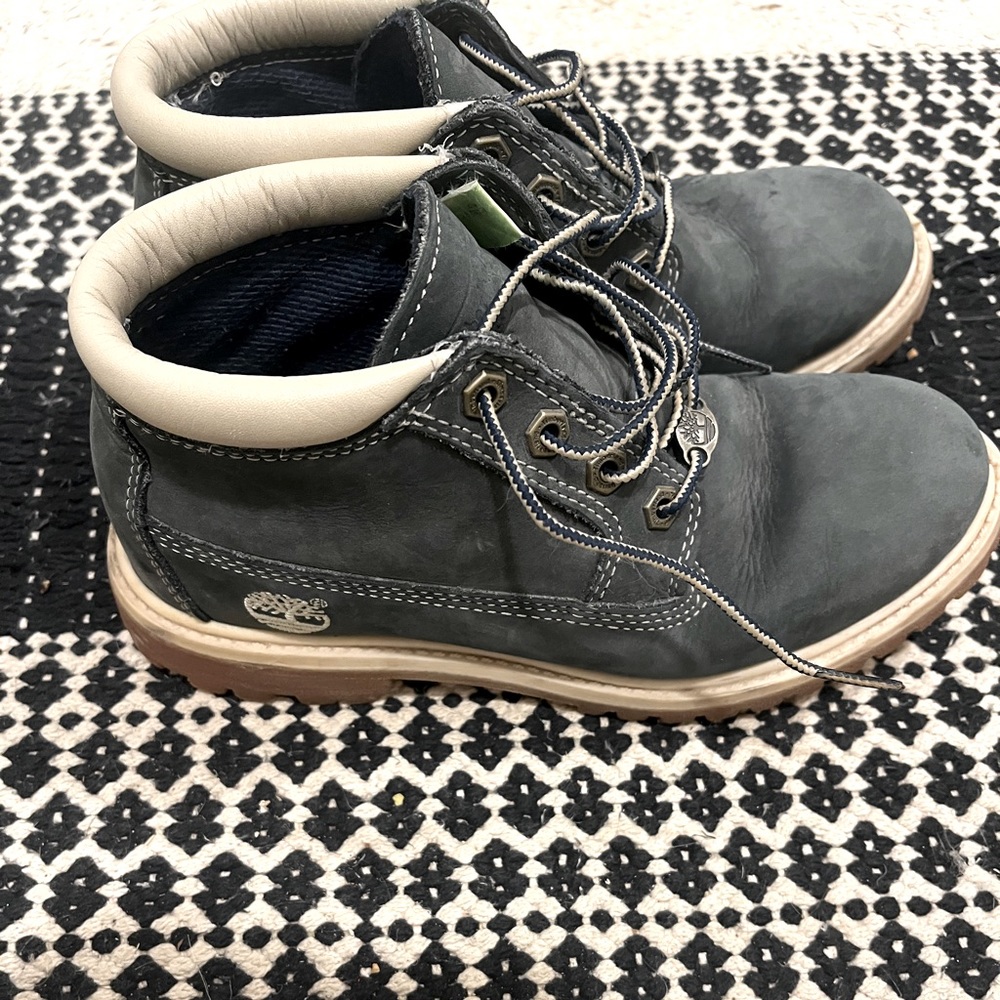 Cute blue timberlands in good condition